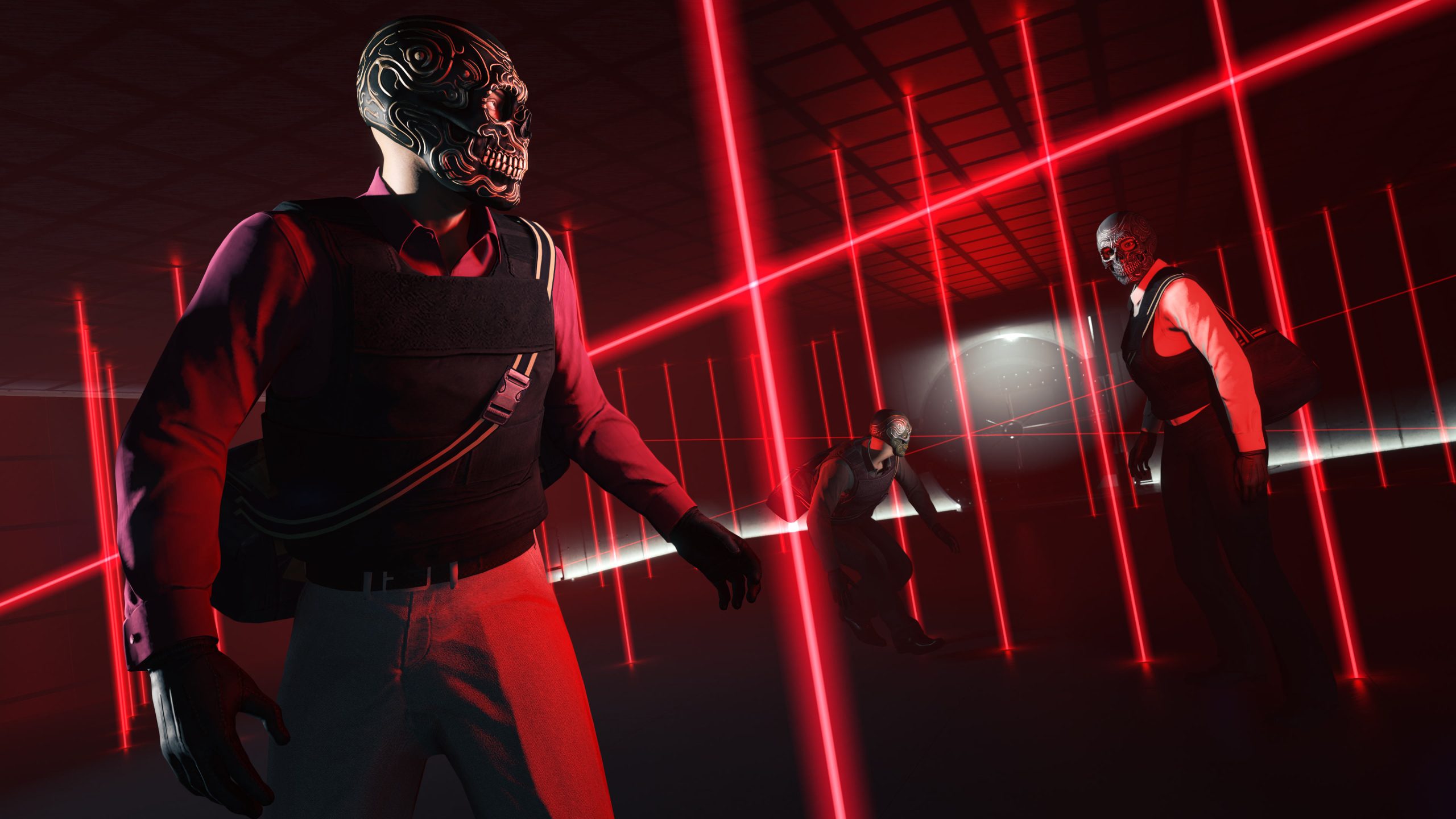 Personajes de GTA Online cruzando una sala llena de láseres en el Golpe al Kortz Center